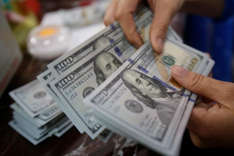 Dolar Naik, Tetapi Catat Penurunan Bulanan Terbesar dalam Satu Decade