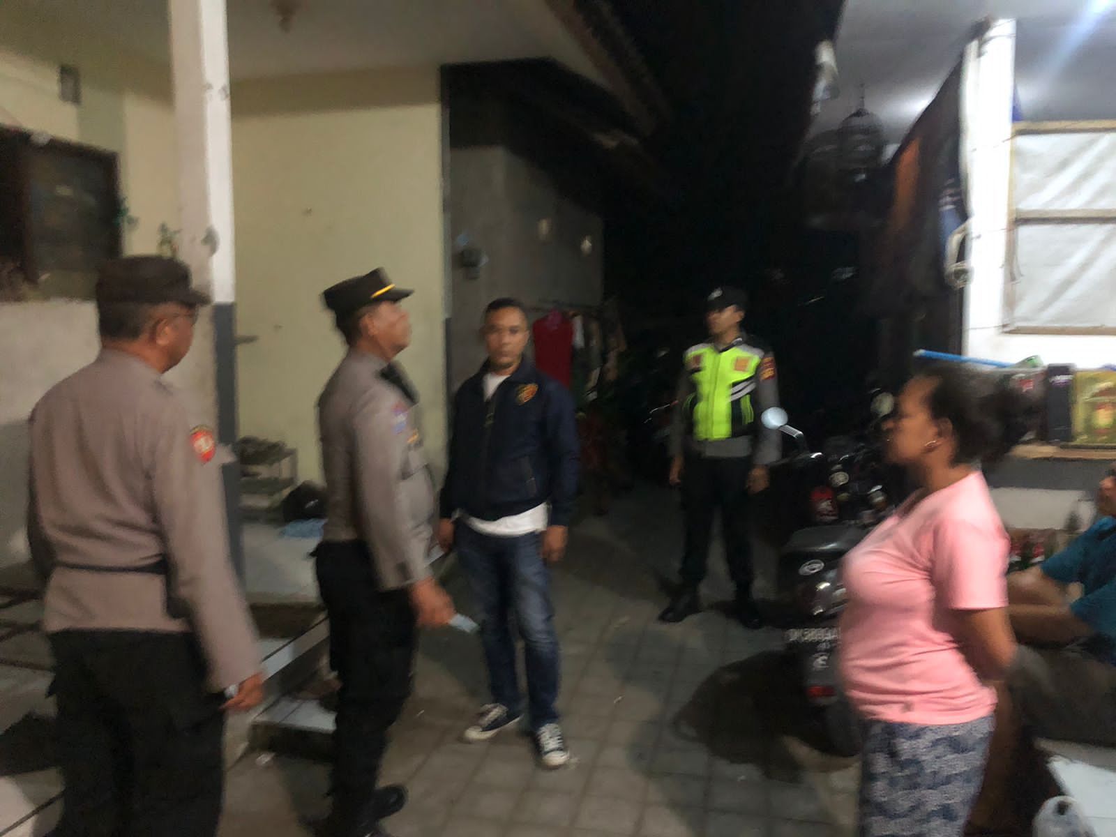 podiumnews.com-Viral Emak-emak Cekcok dengan Pria Mabuk