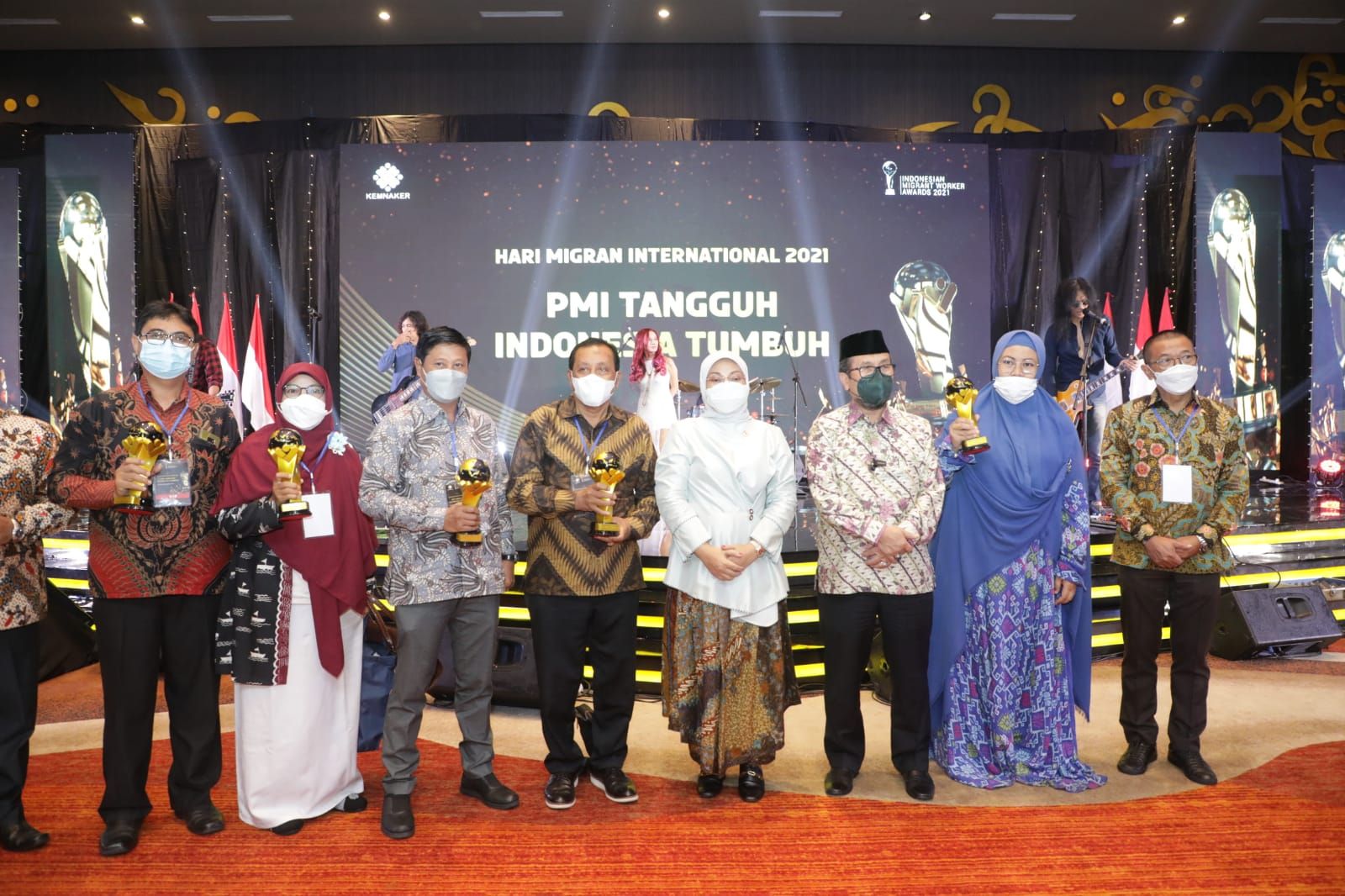podiumnews.com-Hari Migran, Menaker Serahkan Indonesian Migrant Worker Awards