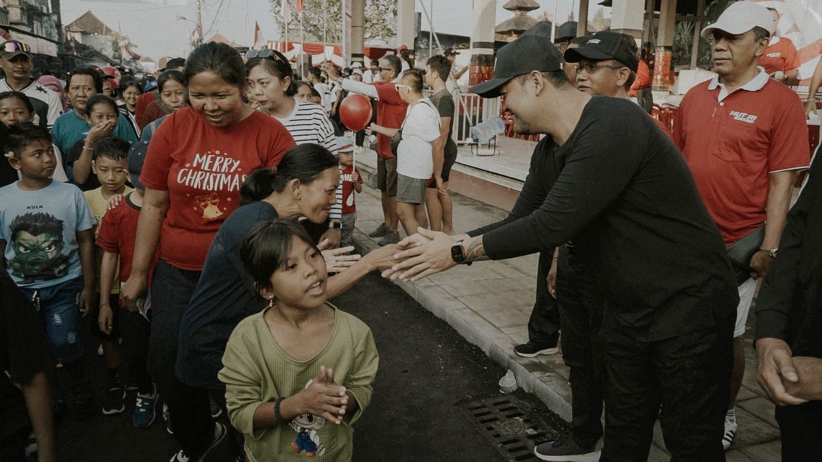 podiumnews.com-Wabup Bagus Alit Sucipta Buka Jalan Sehat di Desa Sading