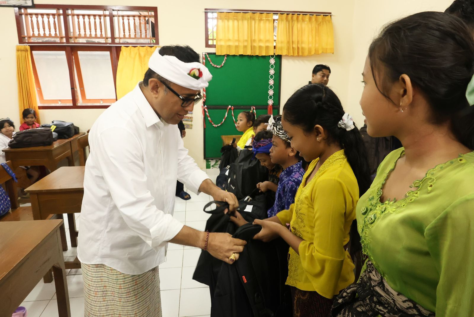 podiumnews.com-Walikota Denpasar Bagikan Perlengkapan Sekolah Kepada Siswa Korban Banjir