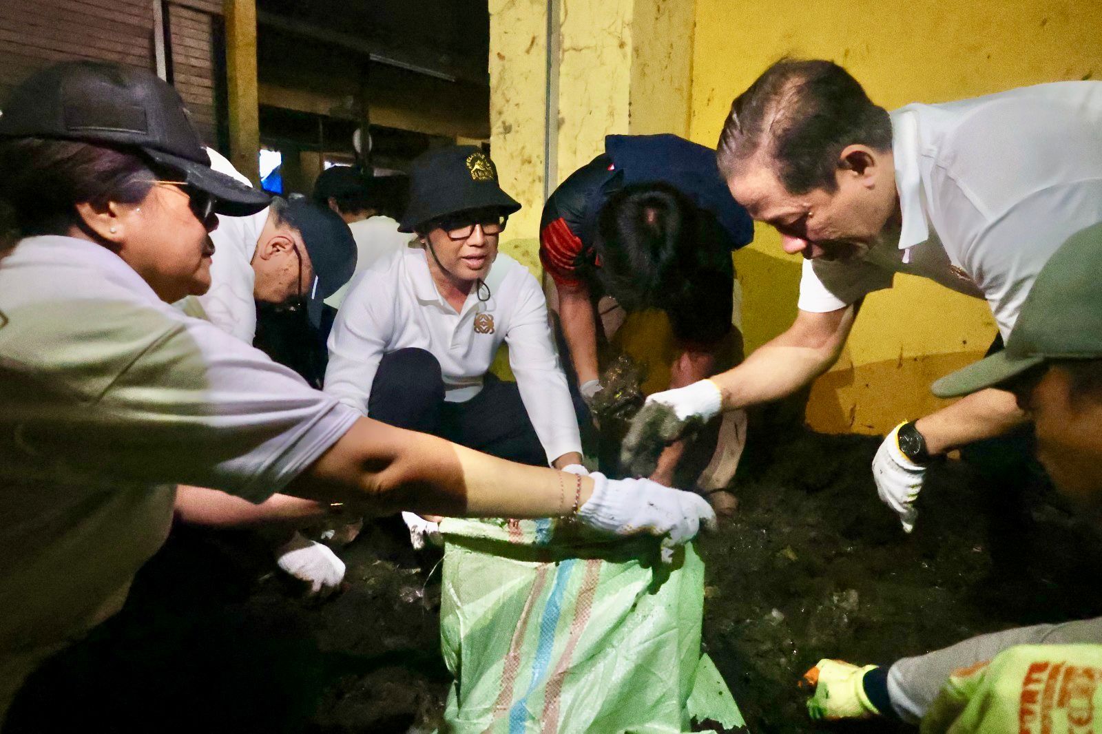 podiumnews.com-84 Ton Sampah Diangkut Pascabanjir Pasar Badung