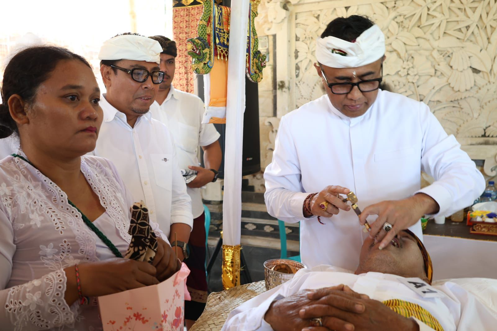 podiumnews.com-Walikota Denpasar Ngayah Nyangging Metatah Massal Banjar Tunjung Sari