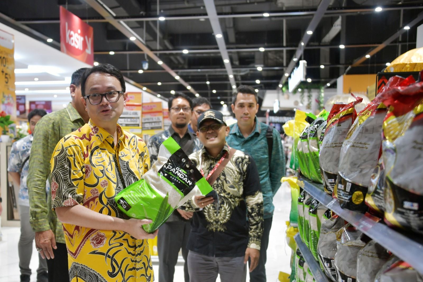 podiumnews.com-Wamenag Tinjau Stok Bapok di Denpasar