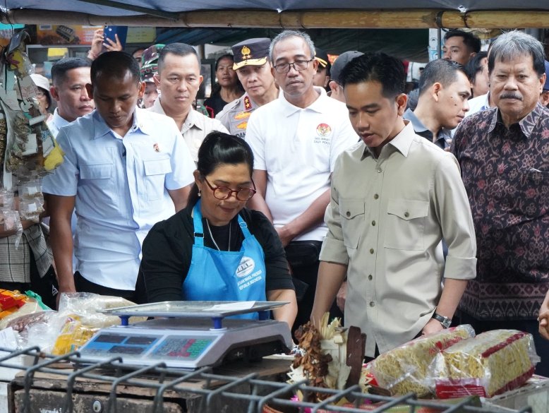 Gibran Blusukan ke Pasar Tabanan, Beli Bawang dan Bubur