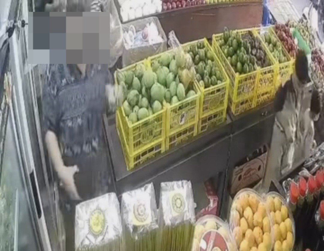 Terekam CCTV, WNA Curi Buah Saat Toko Ramai di Mengwi