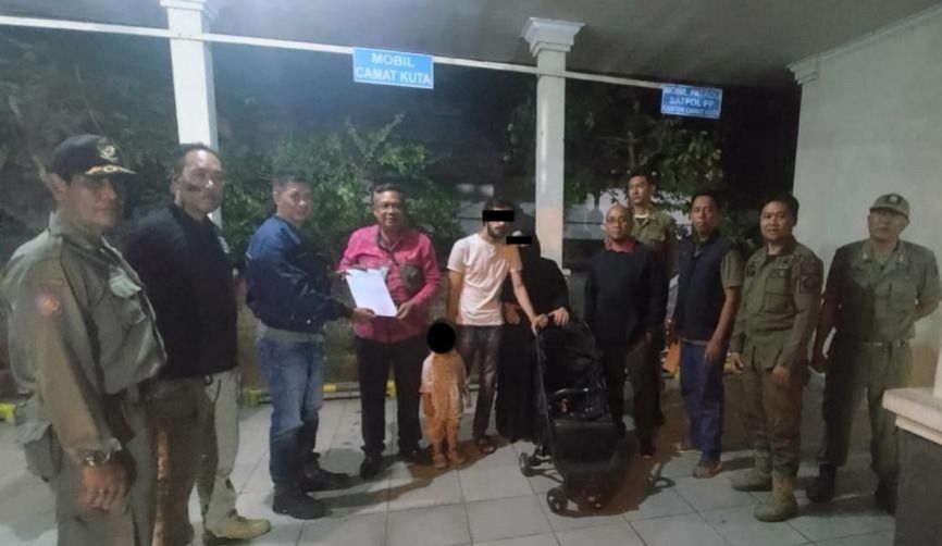 podiumnews.com-Viral Keluarga Asal Yordania Mengemis di Bali