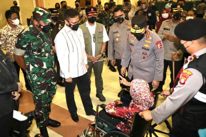 podiumnews.com-Ketua Satgas, Kapolri dan Menkes Tinjau Vaksinasi Lanjutan Serentak