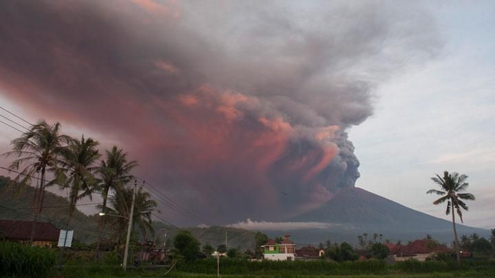 Gunung Agung Bali Erupsi, Abu mengarah ke Lombok
