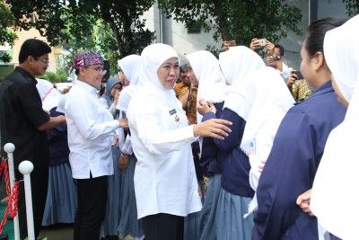 Hadapi UNBK, Khofifah Ajak Ratusan Siswa SMKN 1 Banyuwangi Doa Bersama