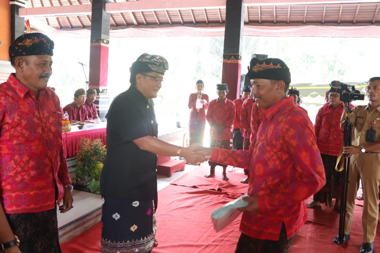 Giri Prasta Serahkan Sertifikat PTSL dan Hibah untuk Masyarakat Gulingan