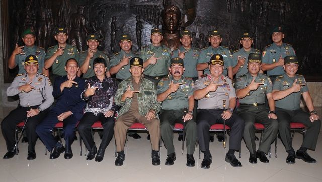 Pangdam IX/Udayana Serahkan Senjata Api Kepada Gubernur