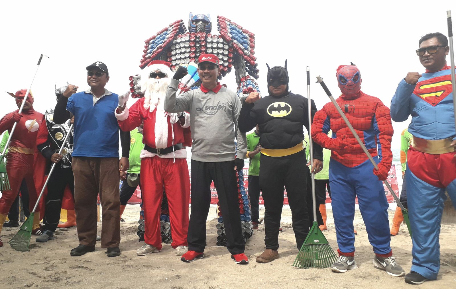Delapan Superhero dan Sinterklas Perangi Sampah Pantai Kuta