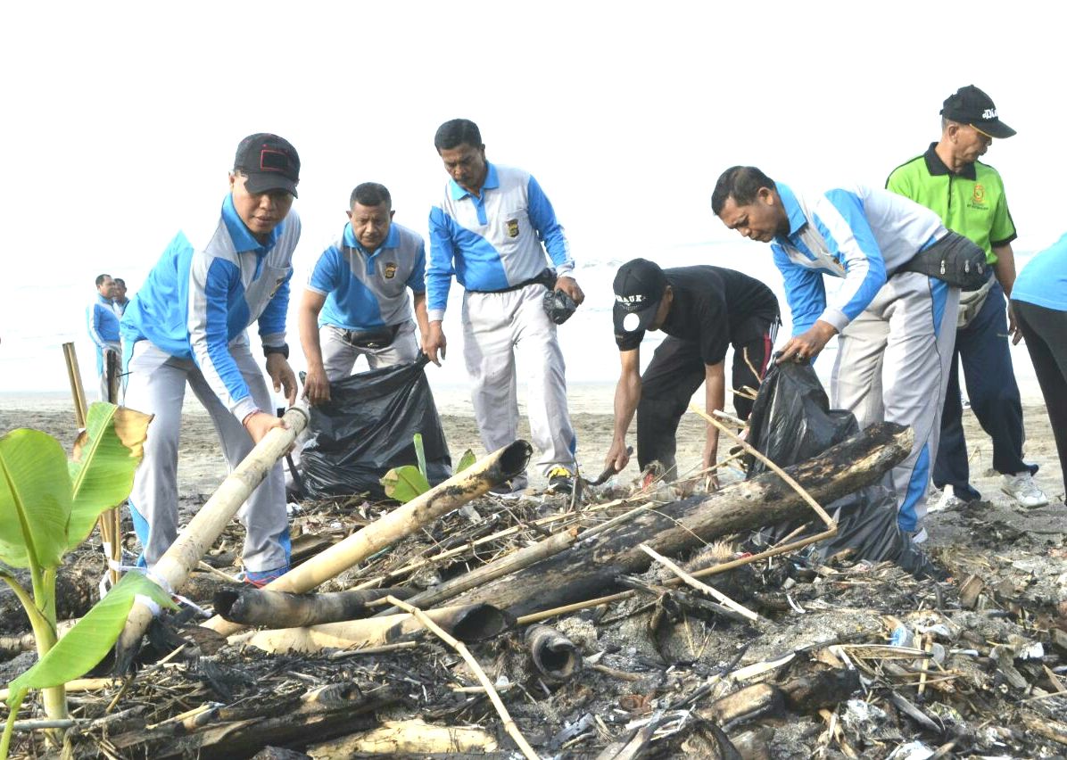 Revolusi Mental, Polres Badung Terjun ke Pantai Bersihkan Sampah