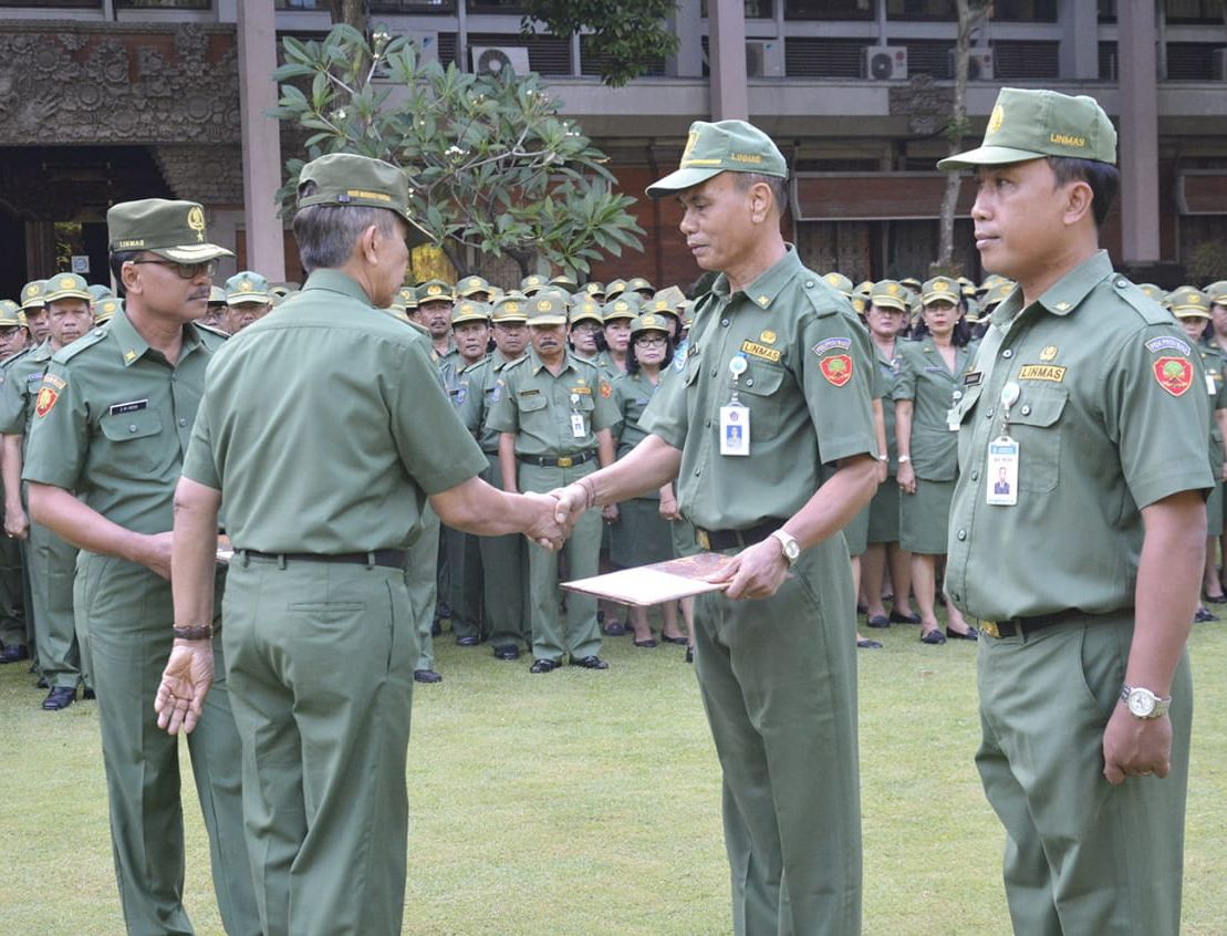 Jelang Pensiun, Gubernur Pastika Serahkan SK 1.938 Usulan Pegawai Naik Pangkat