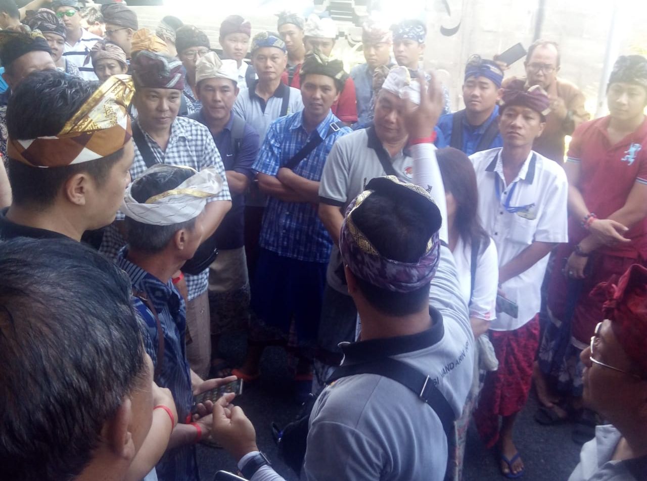 Kasus Pemukulan oleh Guide Asing Mandarin, Ratusan Guide Lokal Datangi Imigrasi Ngurah Rai