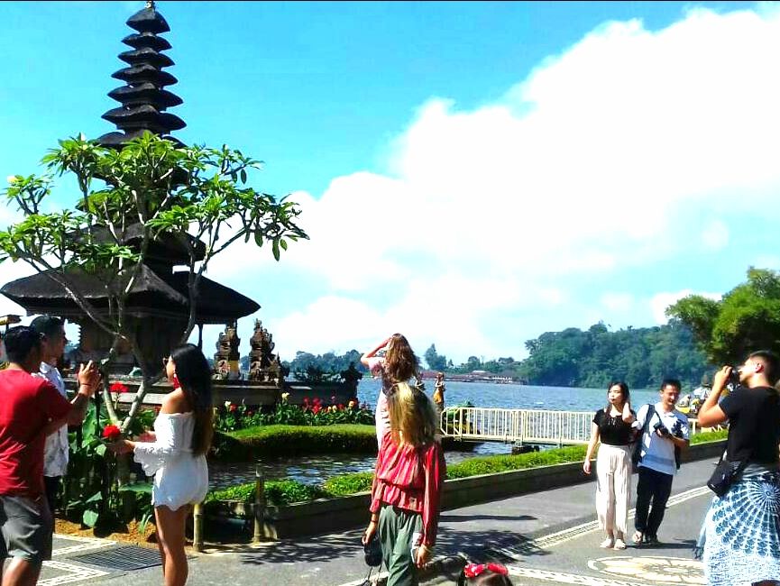 Danau di Bedugul Dibanjiri Wisatawan India