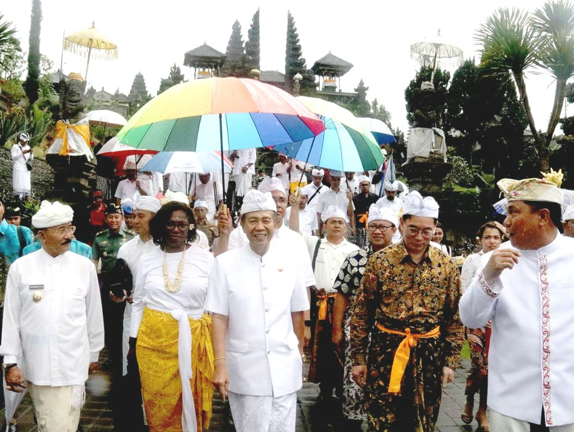 Jelang IMF World Bank, Digelar Sembahyang Bersama ke Pura Besakih