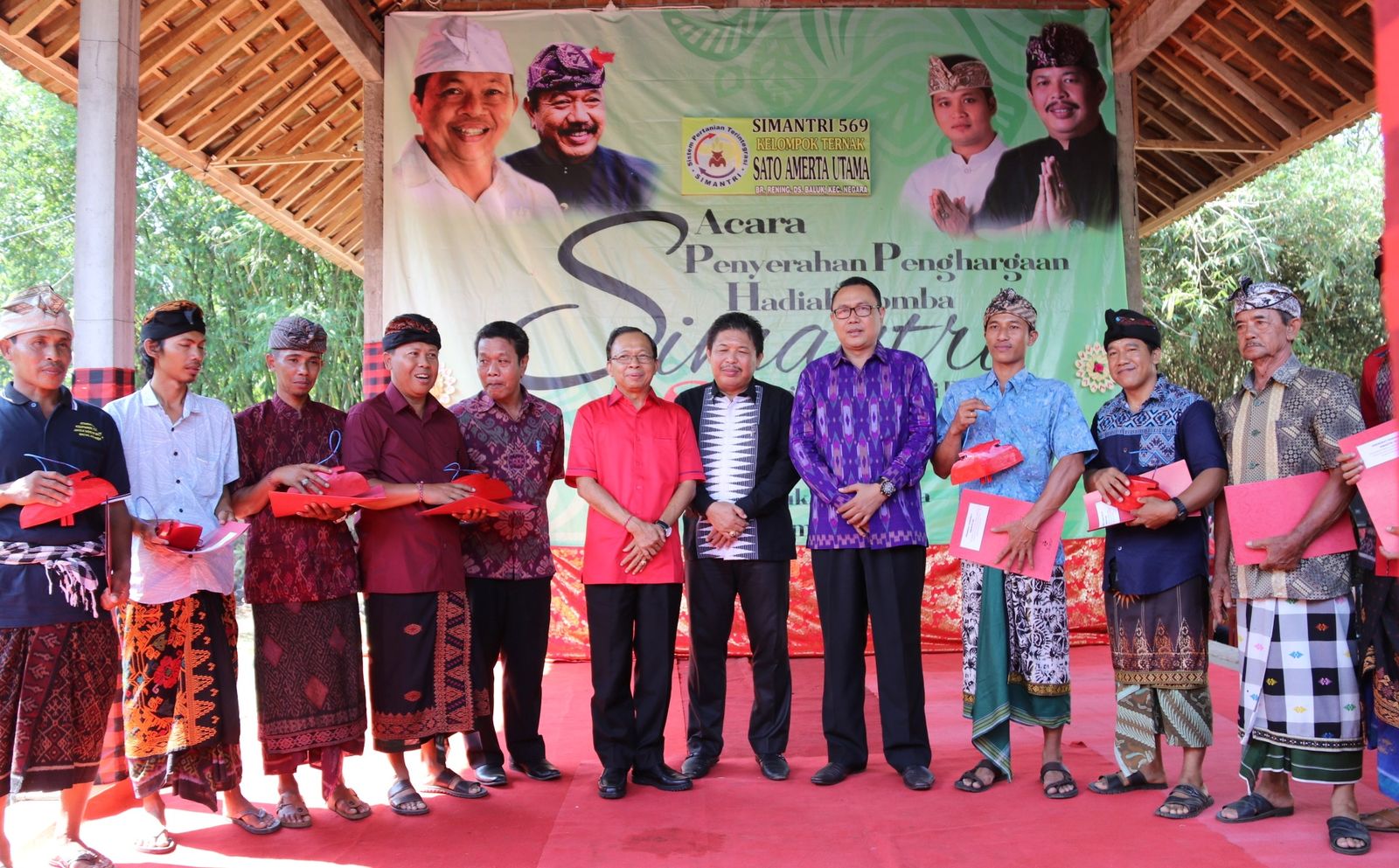 Serahkan Penghargaan Simantri Berprestasi, Gubernur Koster Bangkitkan Minat Masyarakat Beternak Sapi Bali 