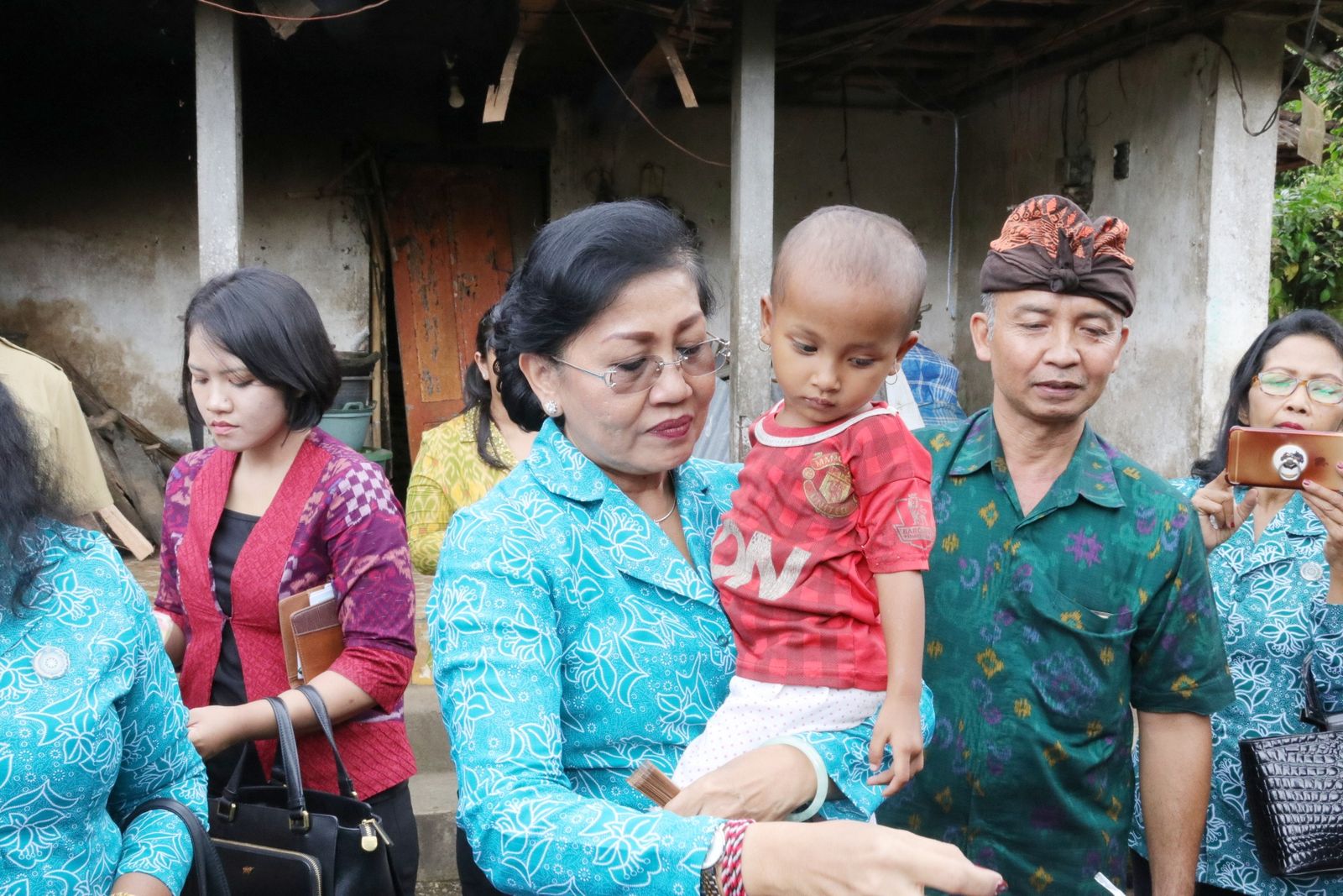 Ny. Putri Koster Serahkan Bantuan kepada Balita Kekurangan Berat Badan di Bangli 