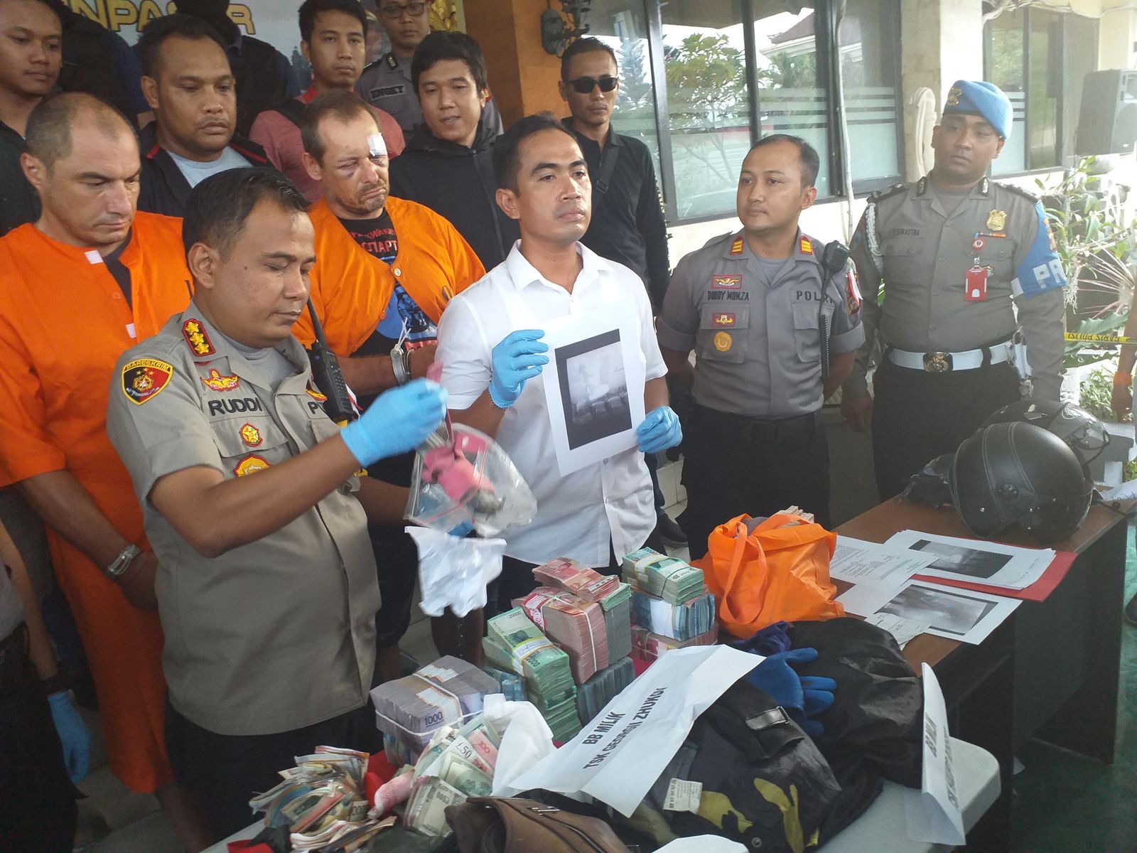 Melawan, Satu Bule Rusia Perampok Money Changer Tewas Ditembak Polisi