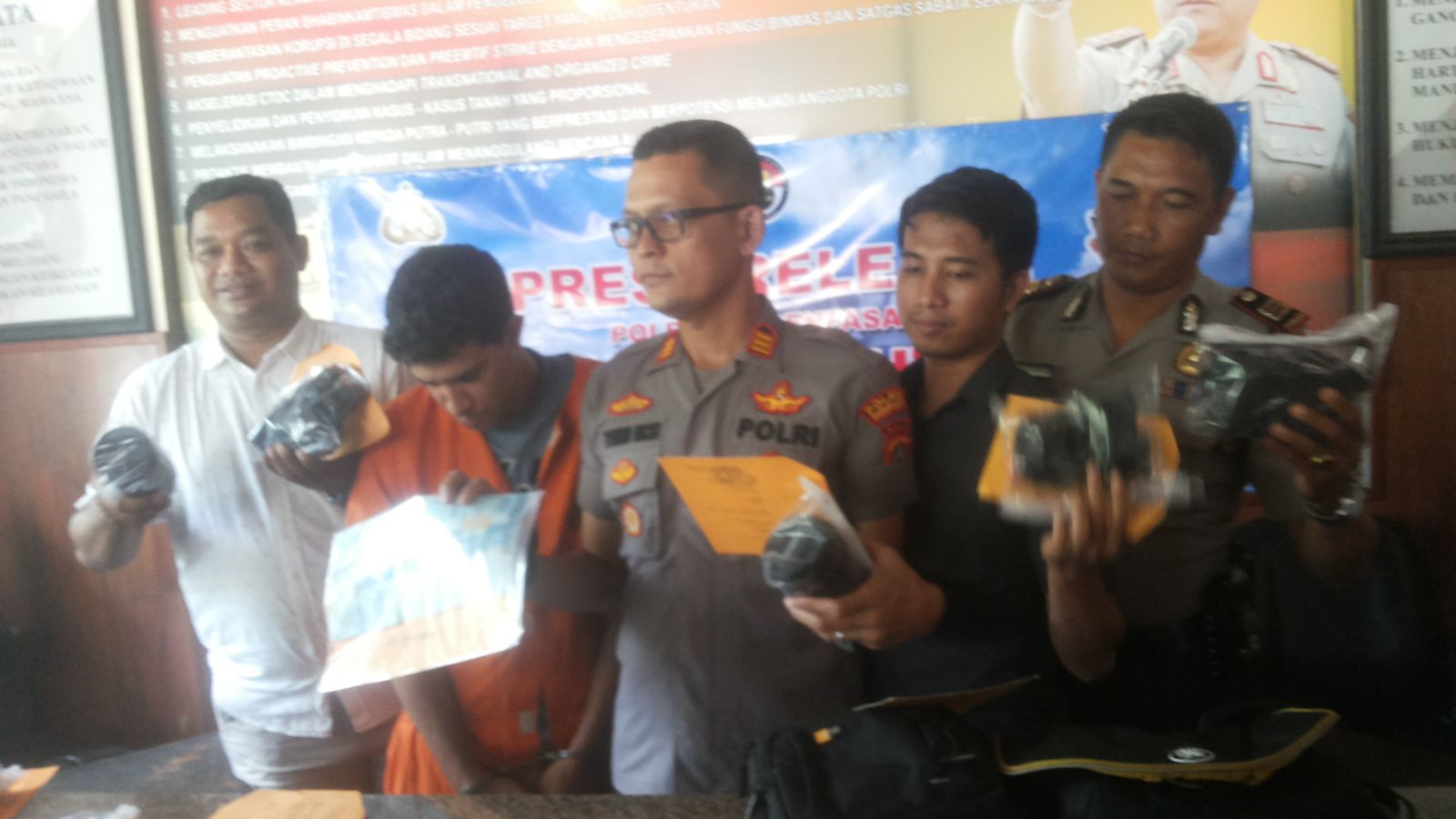 Warga Algeria Sembunyikan Kamera Curian di Semak-semak