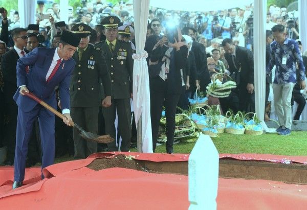 Pimpin Pemakaman Ibu Ani Yudhoyono, Presiden Jokowi: Flamboyan Akan Tetap di Hati Kita
