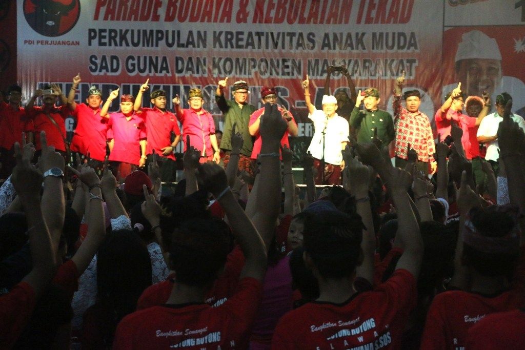 Meski Diguyuran Hujan, Ribuan Generasi Melenial Tabanan Tetap Hadiri Parade Budaya Koster-Ace