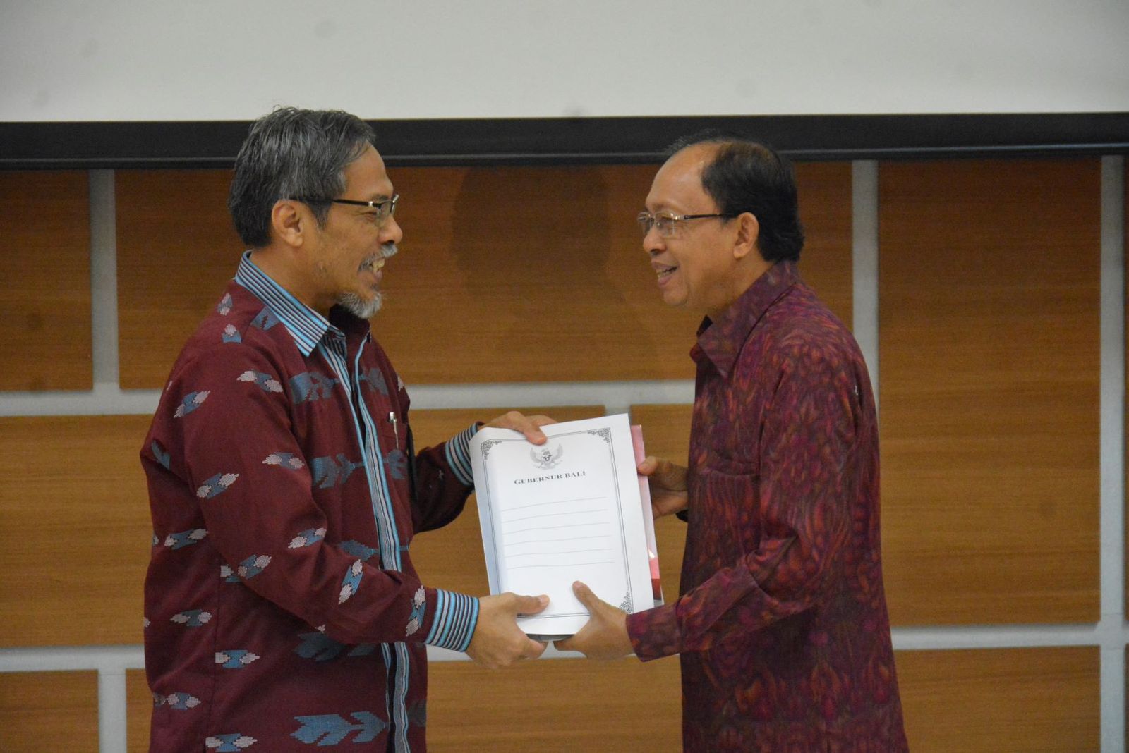 Serahkan Langsung Laporan Keuangan, Ketua BPK Bali Puji Gubernur Koster