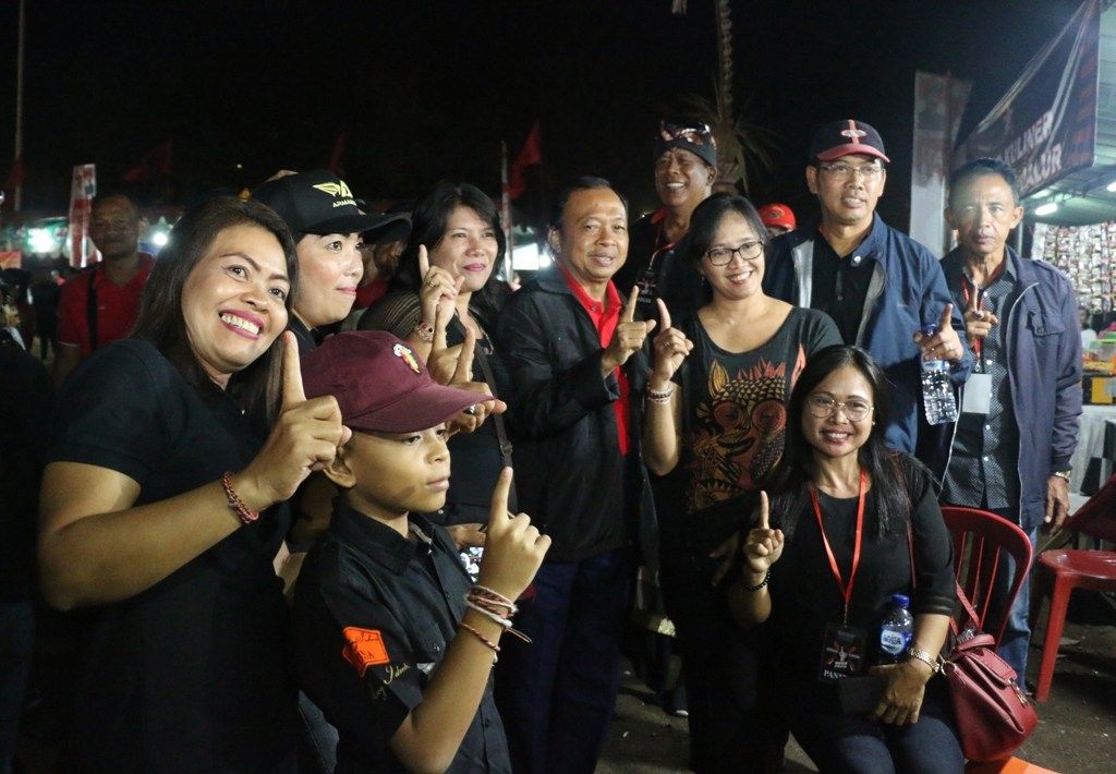 Warga Denpasar Berlomba Minta Selfie Bareng Koster