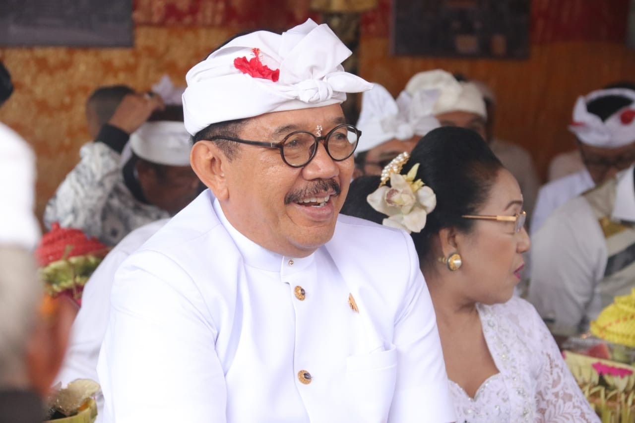 Wagub Cok Ace Ikuti Prosesi Penyineban di Pura Batur