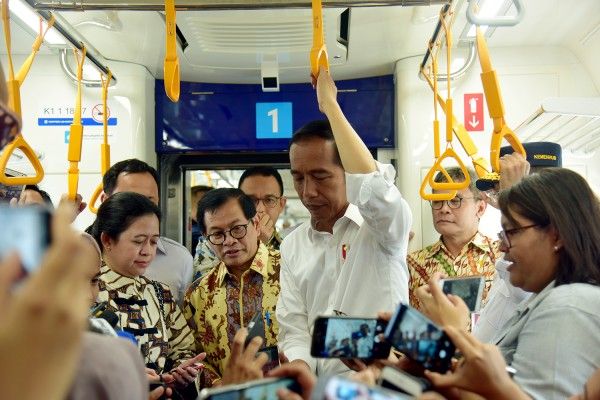 Presiden Jokowi Coba MRT Jakarta Bersama Sejumlah Menteri