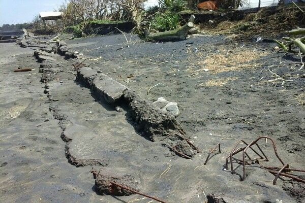 Abrasi Pantai Yeh Embang Jembrana Semakin Parah