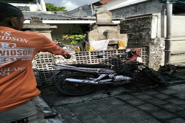 Teror Bom Molotov di Denpasar Barat, Satu Motor Terbakar