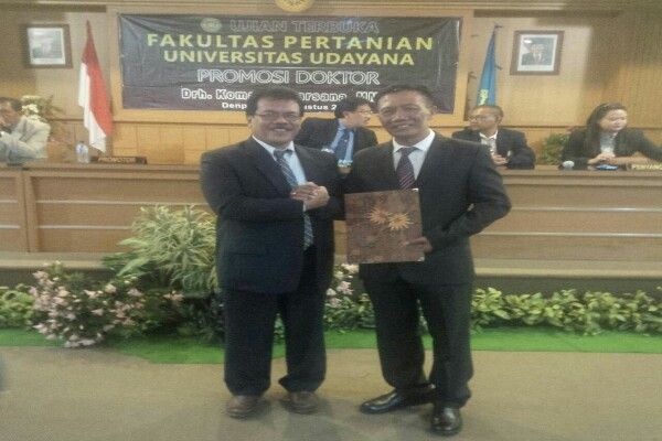 Teliti Simantri, Wartawan Senior Raih Gelar Doktor 