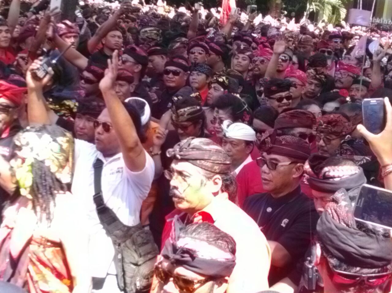 Daftar ke KPU Bali, KBS-Ace Diiringi Ribuan Kader