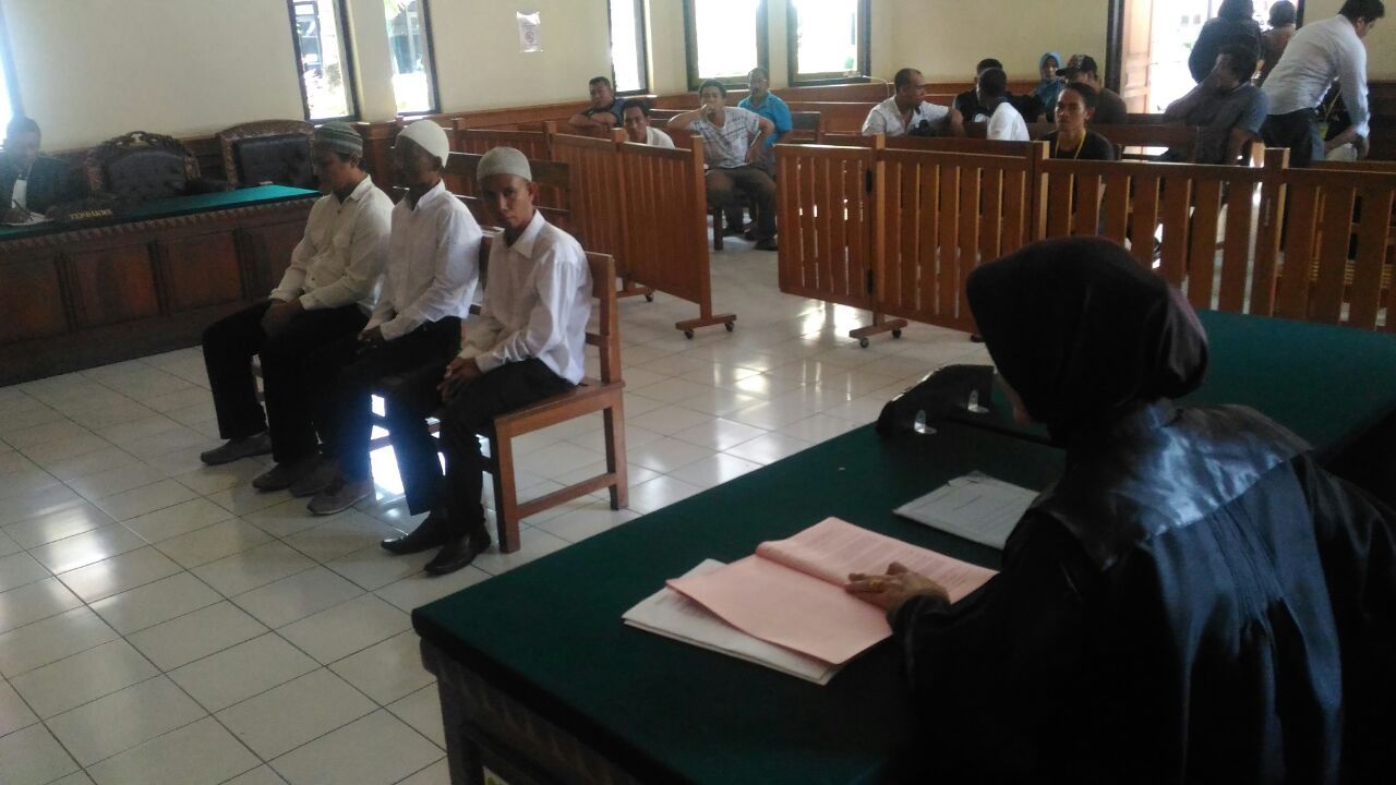 Penjual Jamur Kotoran Sapi, Dituntut Bervariasi