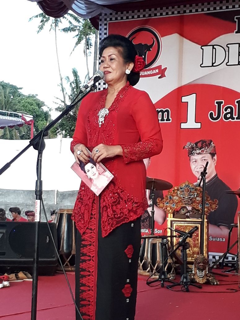 Melalui Puisi, Putri Suastini Berbuat Hal-hal Kecil dengan Ketulusan Hati