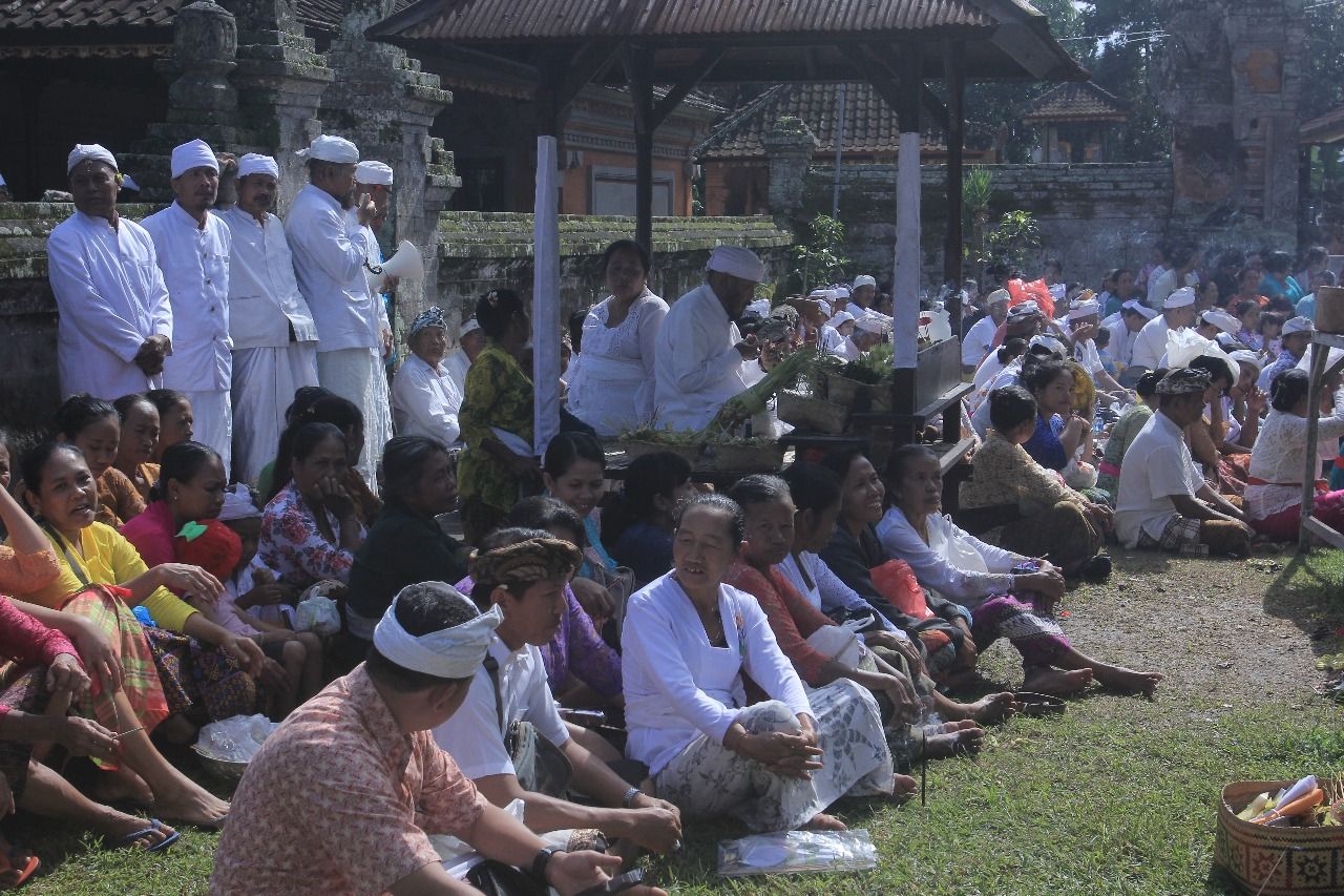 Hujan Abu, Warga Pesaban Khusuk "Mapiuning" Ngaben Massal