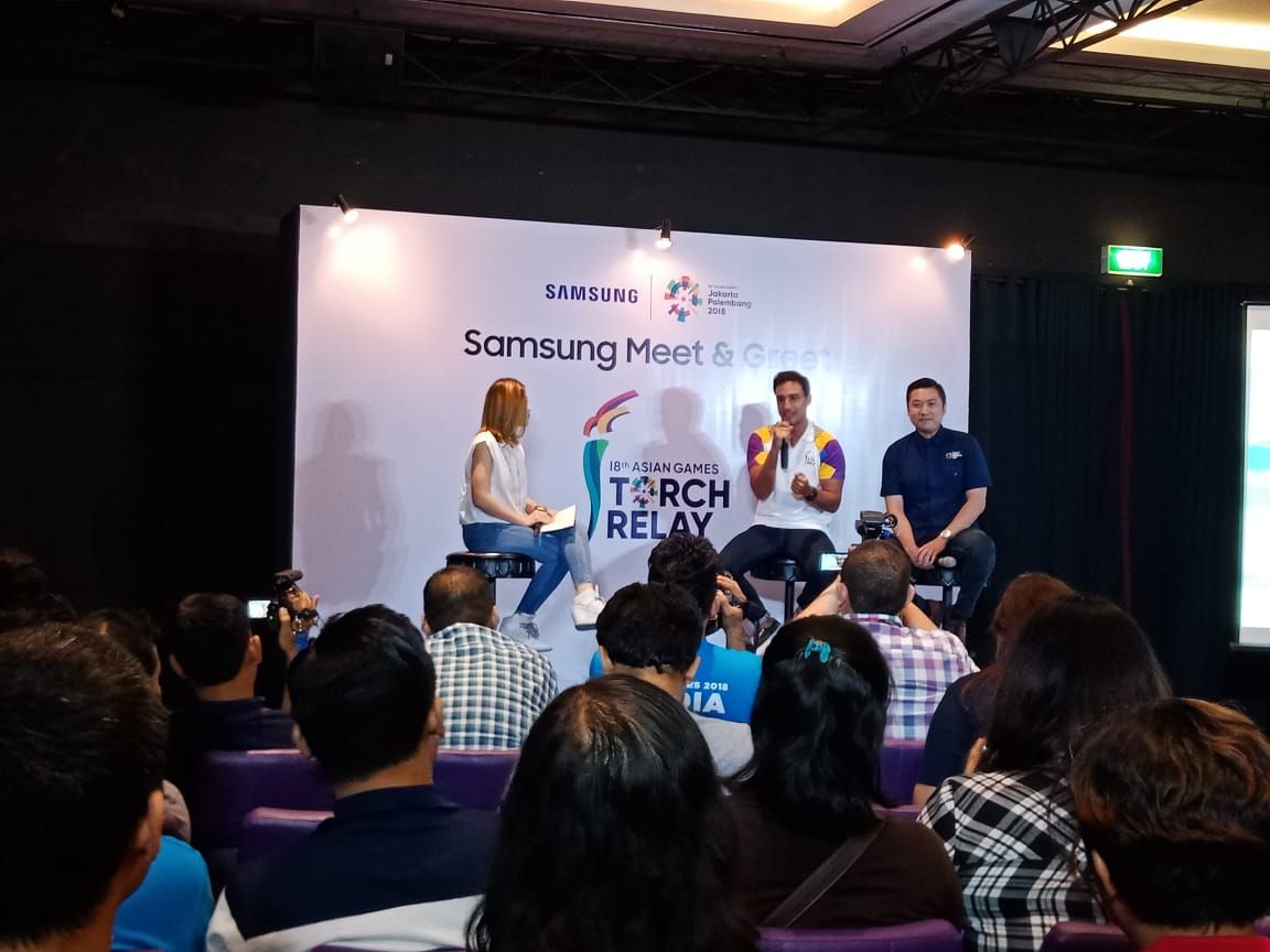 Hamish Daud Pembawa Obor Asian Games dengan Surfing 