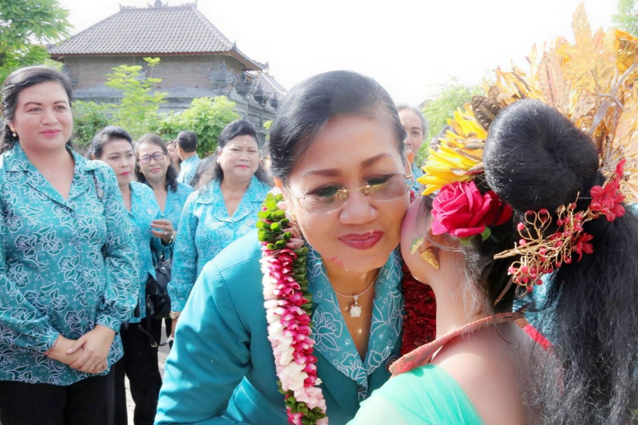 Ny. Putri Suastini Koster Harapkan Wanita Bali Tidak Lupa Akan Kodratnya