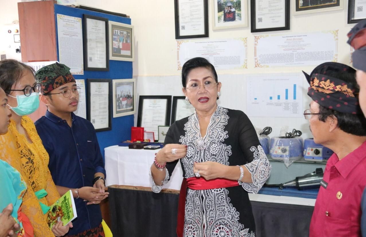 Hadiri HUT SMAN 3 Denpasar, Ny. Putri Koster: Prestasi Sekolah Jangan Sekedar Dijadikan Pajangan