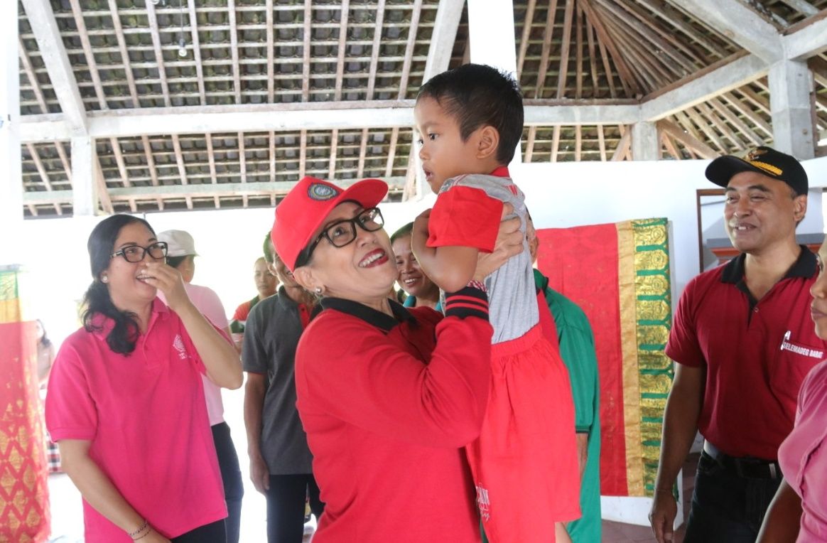 Percepat Program Penghijauan Pekarangan Rumah, Ny. Putri Koster Maraton Sosialisasi HATINYA PKK ke Desa-desa 