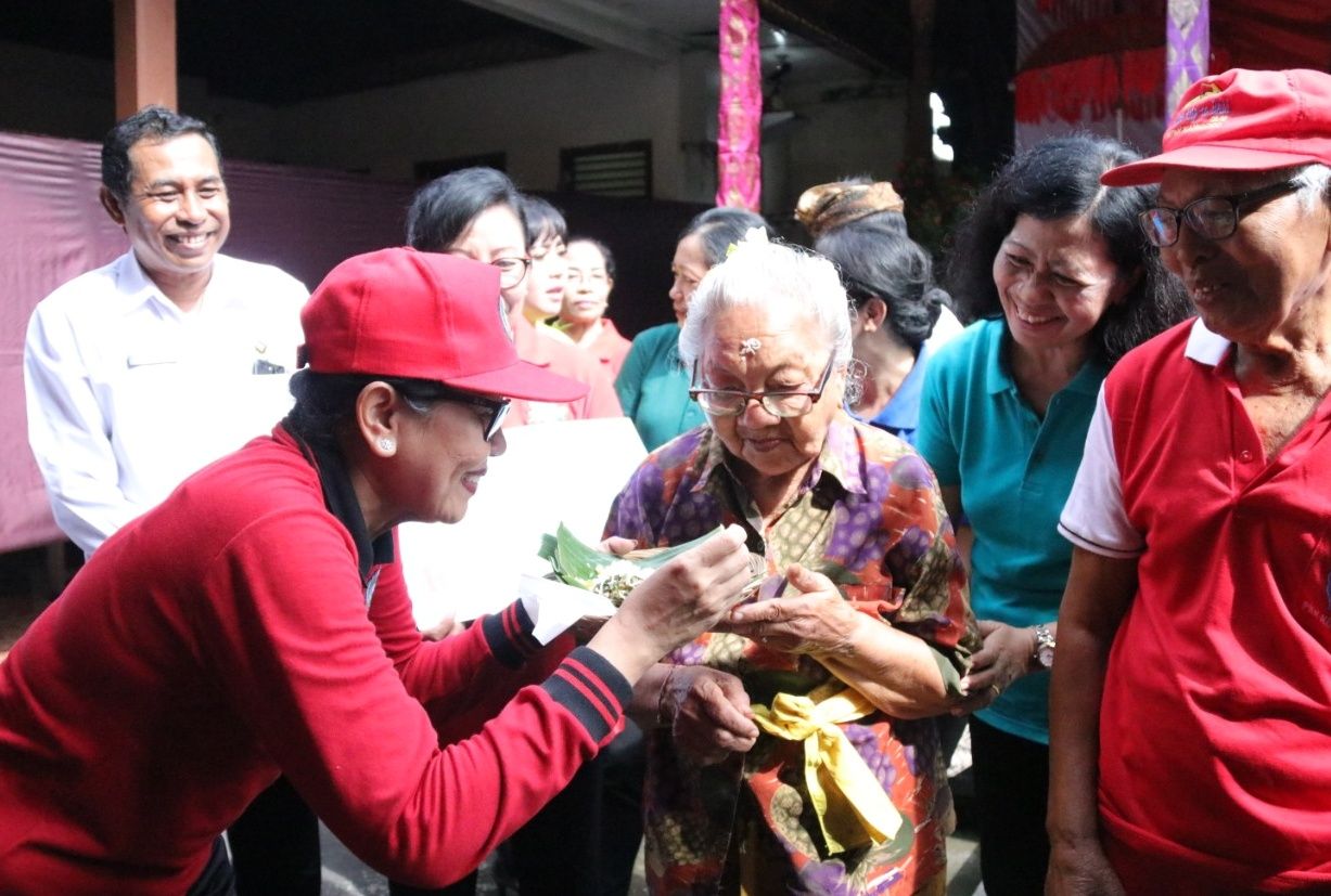 Gencarkan HATINYA PKK, Ny. Putri Koster Sambangi Desa Sanur