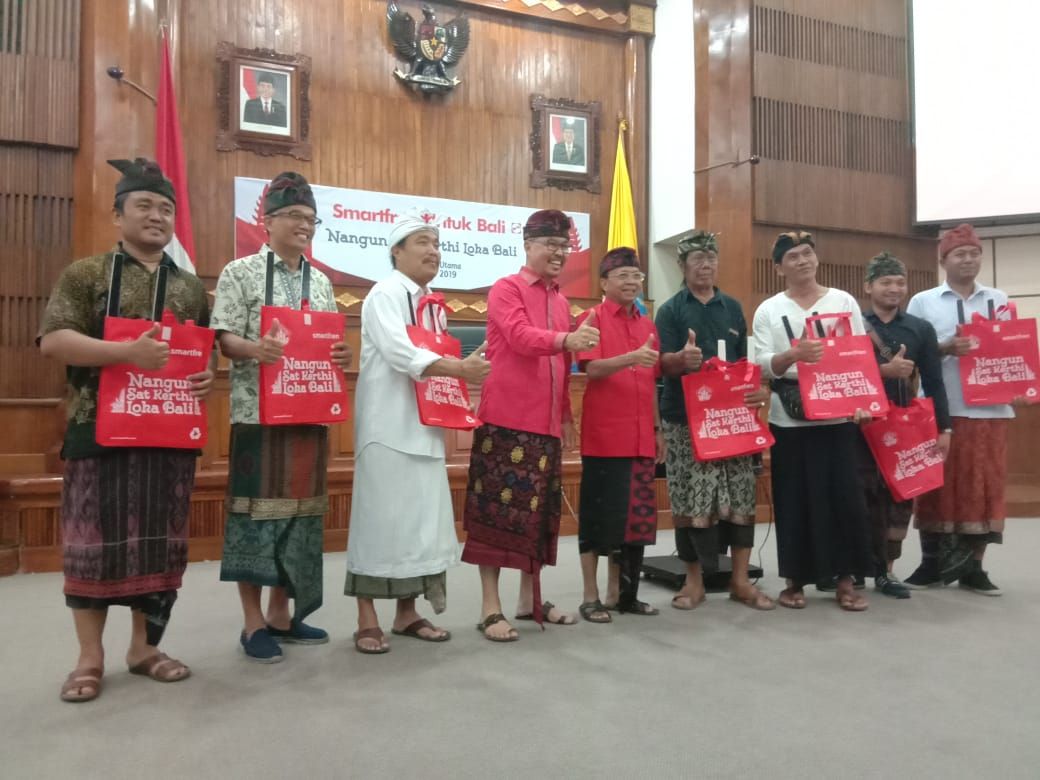 Dukung Nangun Sat Kerthi Loka Bali, Smartfren Bagikan 50 Ribu Kantong Ramah Lingkungan