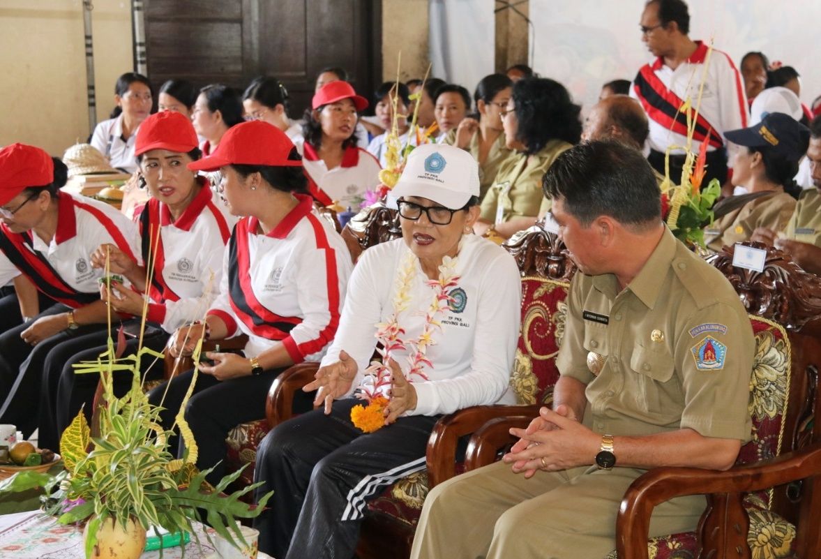 Sasar 57 Desa, Ny. Putri Koster Ajak Warga Pesinggahan Hijaukan Pekarangan Rumah