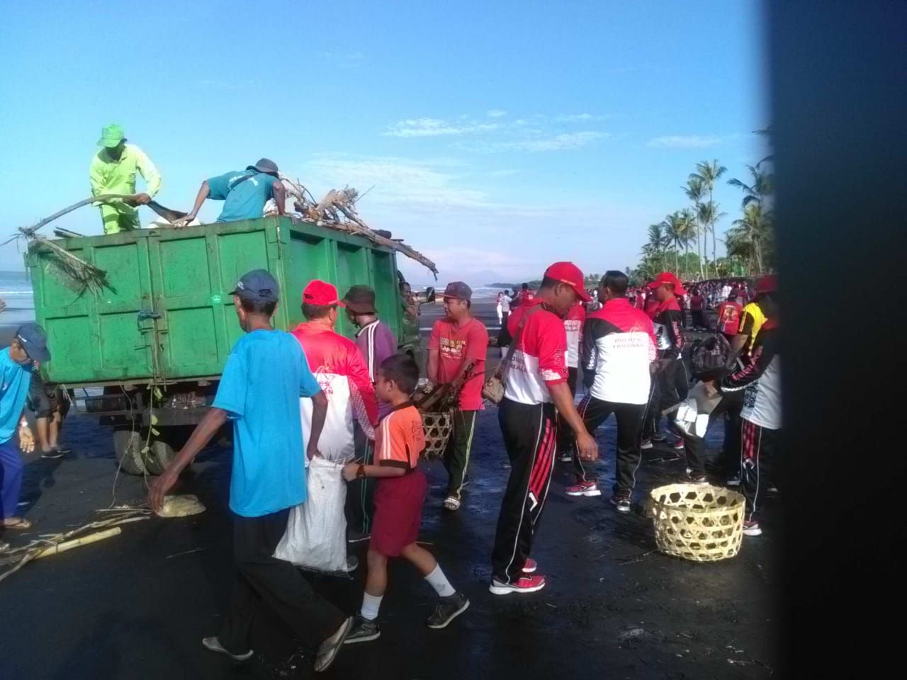 Aksi Polres Bersihkan Sampah di Pantai Pasut Diikuti Ratusan Peserta