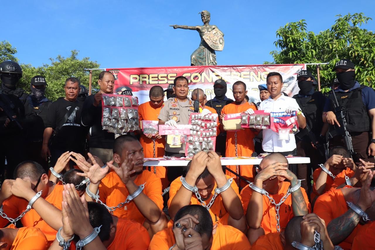 Kembali 20 Tersangka Narkoba Dipamerkan di Lapangan Renon