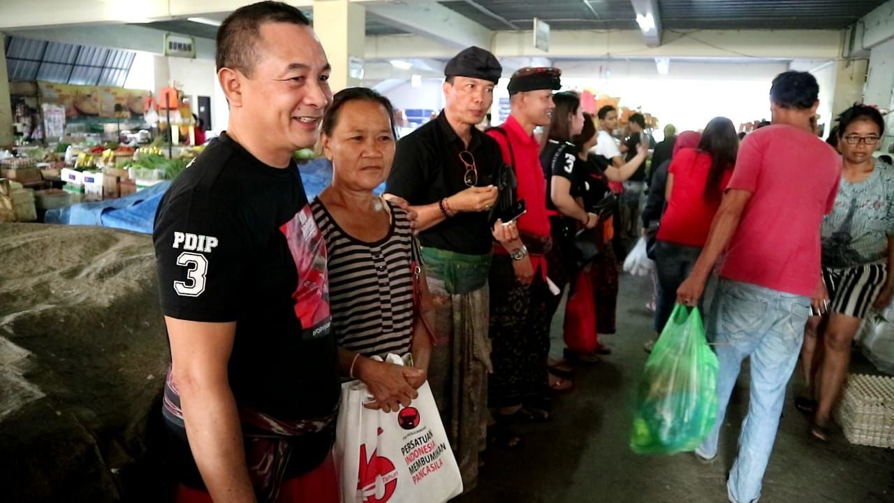 Kampanye Simpati di Pasar, Baju Kaos Jokowi-Amin Jadi Rebutan