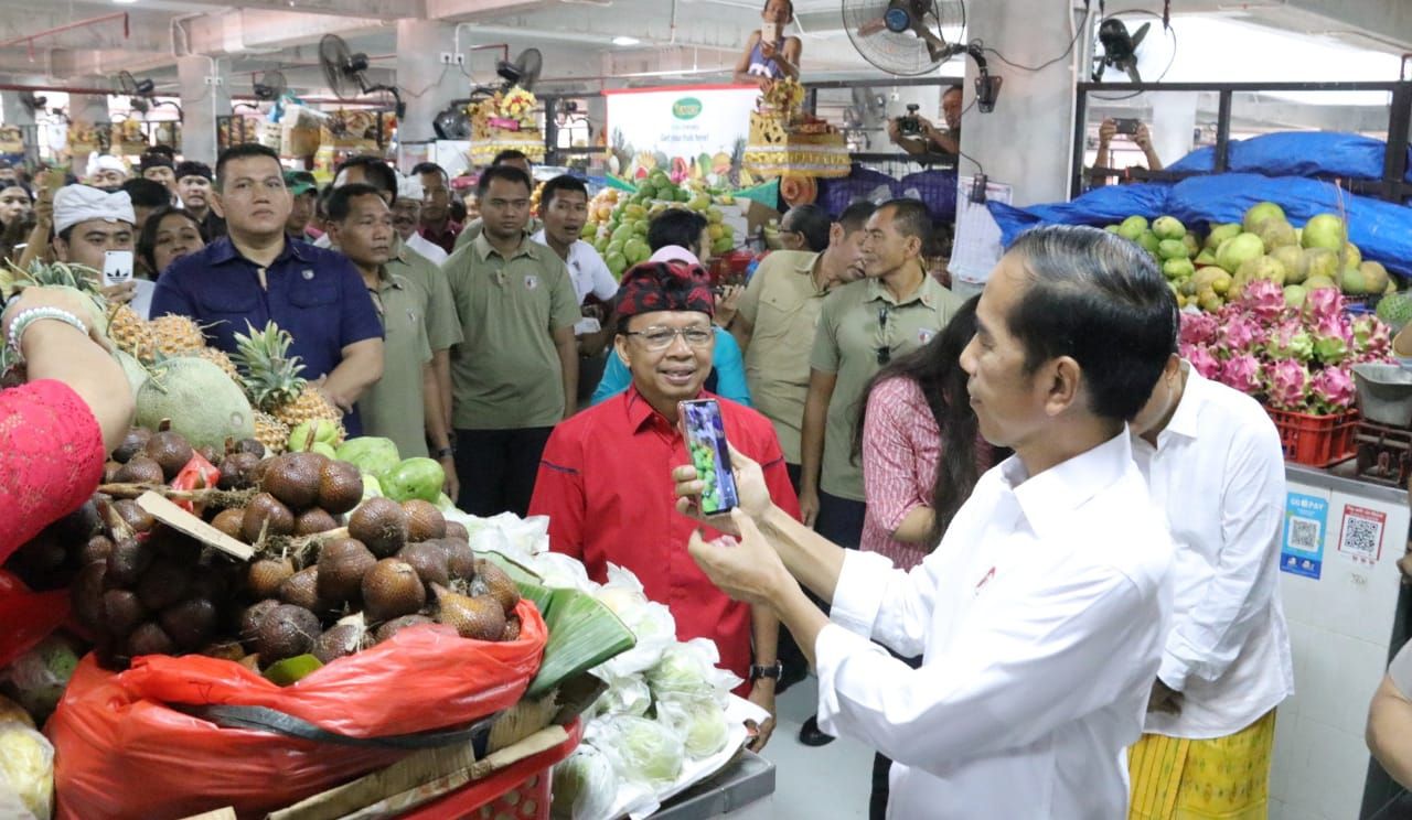 Gubernur Koster Dampingi Presiden Blusukan dan Telusuri Tukad Badung